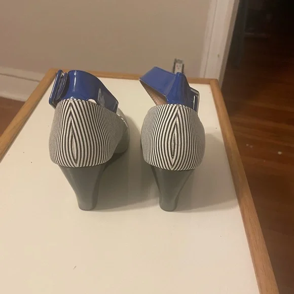 White and black striped wedge shoes - Picture 3 of 7